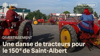 Un set carré format géant fait danser des tracteurs