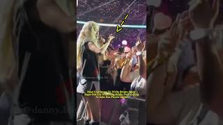 Rosé writes Bruno Mars' rap on her hand while performing at Gala Des Pièces Jaunes #rosé #blackpink