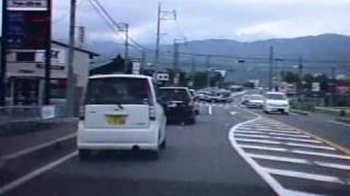 信州松本＠⑥3台前の車、直進なのに右折車に譲っている100621.wmv