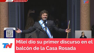 Javier Milei salió al balcón de la Casa Rosada a saludar a la gente que lo esperó en Plaza de Mayo