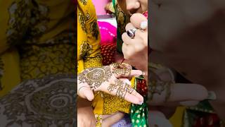 Bride যখন নিজের Mehendi তে বান্ধবীকে mehendi পড়িয়ে দেয় 😍#wedding #minivlog #shorts #youtubeshorts