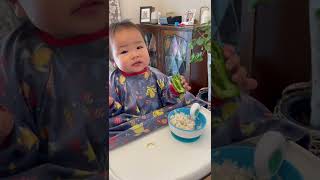 生ピーマン食べる陸ぴ。1歳6ヶ月