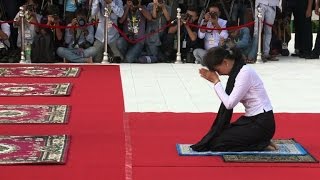 Myanmar's Suu Kyi honours hero father