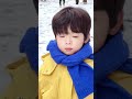 雪地里撒欢的可爱小孩 南方孩子看见雪 雪地里撒欢