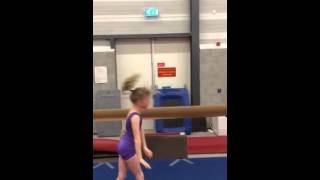 Yllana Hart stutrol tot handstand