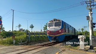 D19E - 973 drew the SE12 train run across the railroad crossing