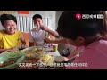 老爸喊小天天喝酒，六叔买菜，儿子提一桶白酒，六叔：今天喝过瘾