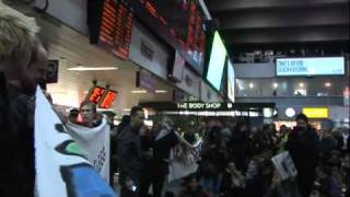 Student protests: Euston flashmob (Footage: Leah Borromeo)