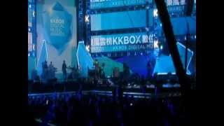 蕭敬騰榮獲KKBOX 2012年度 風雲歌手 ~ 超讚演出, 加油團閃亮, 如此美麗動人 ~