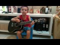 Davi com 4 aninhos mandando ver no violão - Criança de 4 anos tocando violão