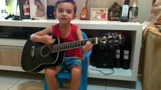 Davi com 4 aninhos mandando ver no violão - Criança de 4 anos tocando violão