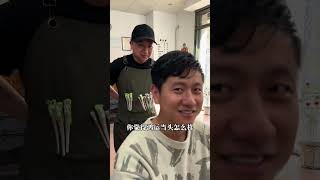 学长的鸡窝头小芬看不下去了，趁过年理发店还没涨价赶紧去剪，学长剪完头发清爽多了，没想到被学长妈妈看到说像汉奸广东 湛江 家庭日常 过年氛围提前搞起来了 日常vlog