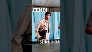 「Snow Man 目黒蓮 × FENDI」の巨大サイネージ広告が新宿区駅東西自由通路に登場！#snowman #目黒蓮 #fendi