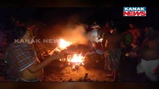 As Crematorium Engulfed By Flood Water, Rituals Done Over River Embankment | Banki,Cuttack