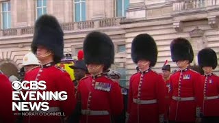 Queen Elizabeth honored with grand procession through London