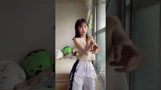 【TikTok】紐チラ美少女