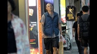 【狗仔偷拍】「天母馮狄索」孤單覺得冷　蔣友柏呆坐路邊遠目