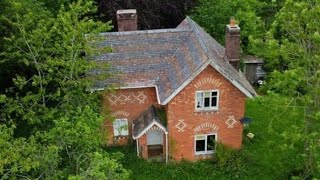 ABANDONED HOUSE HIDDEN IN THE WOODS - EVERYTHING LEFT BEHIND | ABANDONED PLACES UK
