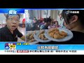 盤子黏住了 1人端8盤菜 遊客看傻