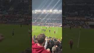 Klopp fist pumps the travelling Liverpool fans at Villa Park 👊🔴
