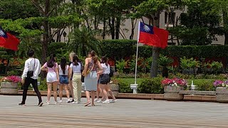 2023.05.06 PM13:00 國民革命軍忠烈祠 空儀禮兵交接意外插曲 法國美女團的出現讓韓國帥哥看到目不轉睛 我也偷偷看了幾次 回頭率蠻高的 4K