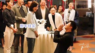 Huang Jingyu knelt down on both knees and proposed to Wang Likun.