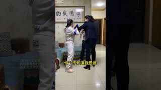 女子不让丈夫与任何异性接触家B丈夫致其住院因医院全是女护士竟不让丈夫看病穆老师上门解决 #法律咨询 #家暴 #婚姻家庭 #正能量   抖音