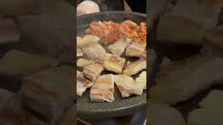 Samgyeopsal サムギョプサル焼き方 キムチも一緒に！上野韓国料理 お店カントンの思い出 #韓国グルメ #koreanfood