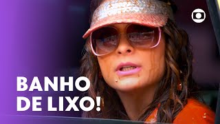 Chayene cumpre trabalho voluntário e acaba levando banho de lixo! 😱  | Cheias de Charme | TV Globo