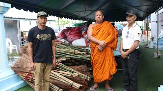 ปทุมธานี ชมรมทหารพรานค่ายปักธงชัยปทุมธานี ร่วมกับวัดดอนใหญ่ นำสิ่งของไปมอบให้กับผู้ประสบภัยน้ำท่วม