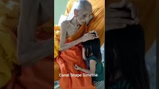 Monge com 193 anos Abençoando a criança Recorde absurdo de idade o mais velho do mundo