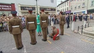 Soldier sits down as tribute to Queen