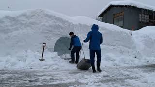 【かまくら】巨大かまくら作ってカップヌードルを食らう We created a huge igloo and ate Cup Noodles in it!!【4K】