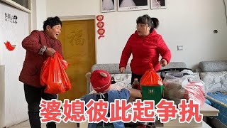 鹏鹏去丈母娘家送礼品，丹丹却和婆婆争执不休，小杰森一旁看热闹