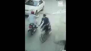 سائق دراجة نارية يسرق محفظة امرأة في منطقة " روالبندي" بباكستان بطريقة وحشية