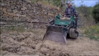 si vanga la terra con la motocarriola cingolata da scavo #Pentamoter