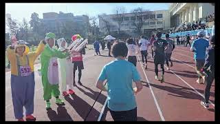 【第74回市川市民元旦マラソン大会】10kmの部（スタート後の競技場内1周目）