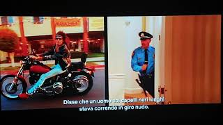 The Dirt - Scena Tommy racconta della polizia in albergo
