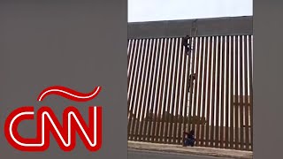 Video muestra a mexicano escalando el muro fronterizo hacia EE.UU.