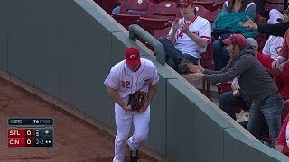 STL@CIN: Bruce makes a tough grab in foul territory