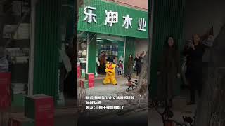 长大后我会成为你！小女孩路边练习舞狮，路过的舞狮队为她敲锣助威