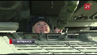 В Мурманске военные показали школьникам бронетехнику