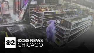 Crash-and-grab thieves target liquor store on Chicago's South Side