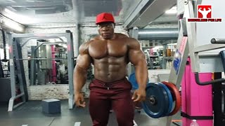 42 years old GENETIC FREAK in Bodybuilding - Lionel Beyeke
