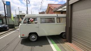 【女性も乗れるワーゲンバス】1971　ＶＷ　ＴＹＰＥ２　ＷＥＳＴＦＡＩＬＡの車庫入れ