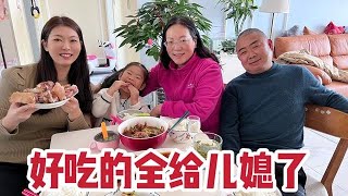 这山东公公真偏心，搬空冰箱的肉来儿媳家，婆婆看不下去都吃醋了【广东姑娘在北方】