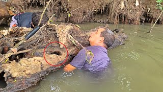 CUEVEANDO UN TRONCO EN EL RÍO LEMPA, BUSCANDO CANGREJOS