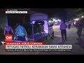 Petugas Patroli Keramaian Bawa Keranda Jenazah