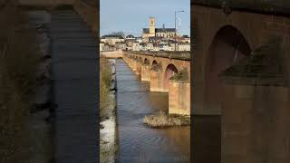 Admirez la cathédrale de Nevers depuis les rives de la Loire