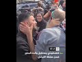 فلسطيني يستقبل والده الأسير المحرر عند وصوله إلى رام الله